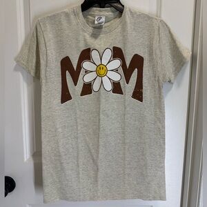 T-shirt with Brown and White Daisy Graphic “Mom” unisex fit